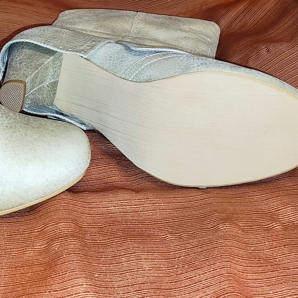 Stylish Women's Cream Boots - Picture 8 of 10